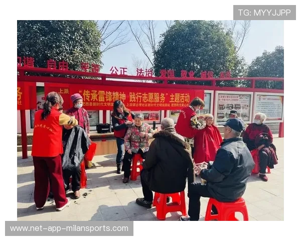 志愿者为行动不便长者提供陪走与轮椅推动服务 志愿者为行动不便长者提供陪走与轮椅推动服务